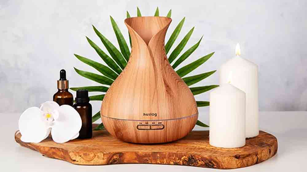 Aroma difuzér Huslog AD-0148 na dřevěném prkénku s vonnými oleji, svíčkami a květinou_04