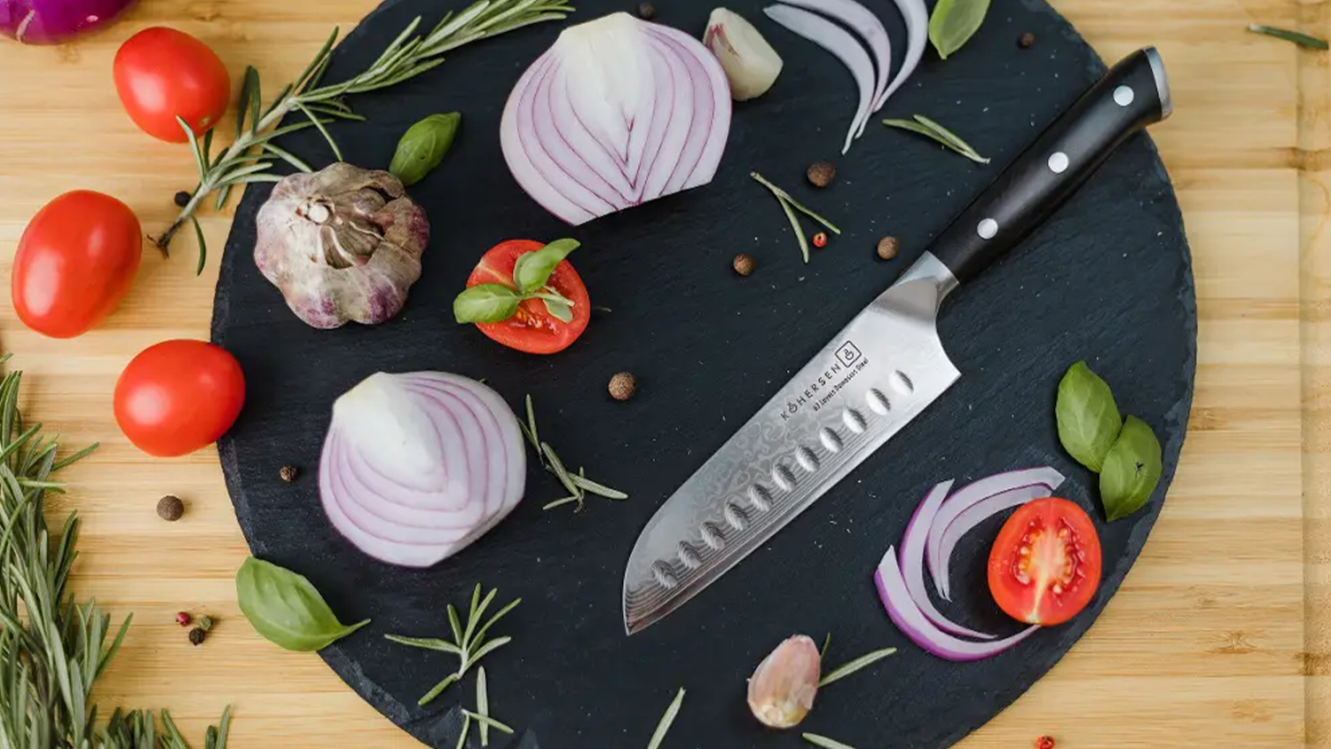 Santoku nůž Kohersen Elegance 12,7 cm 72214 na prk&eacute;nku se zeleninou