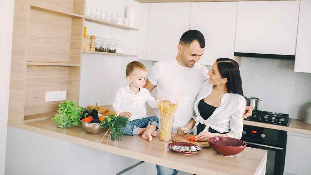 Rodina vaří společně v kuchyni_03