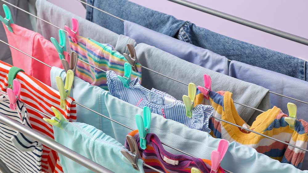 Pověšené prádlo na sušáku_03