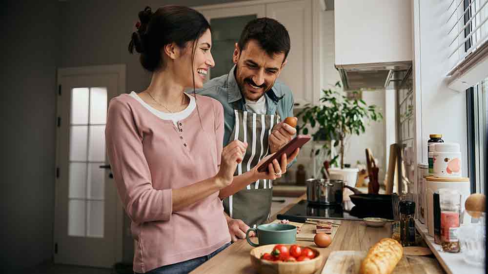 Muž a žena varia v kuchyni_03