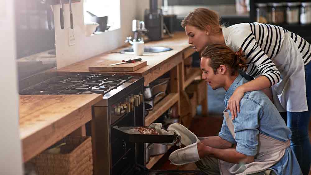 Muž a žena pečou v kuchyni_03