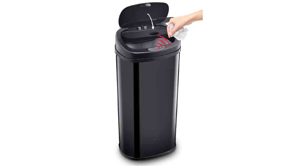Hádzanie papiera do bezdotykového odpadkového koša Lamart _02