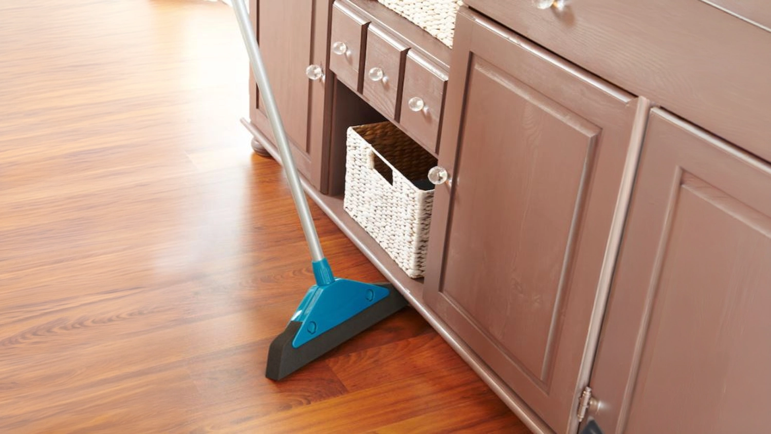 Pěnová stěrka na podlahy Leifheit SOFT & EASY 55243 myje podlahu pod skříňkou