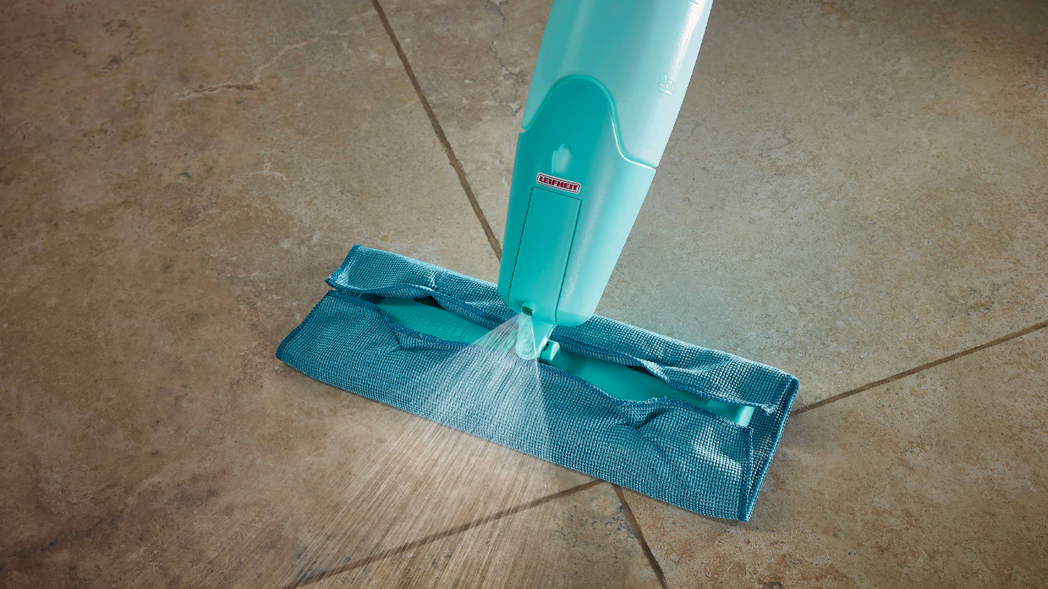 Rozprašovací mop Leifheit Pico Spray S 56590 při vytírání podlahy s viditelným rozprašováním vody na povrch