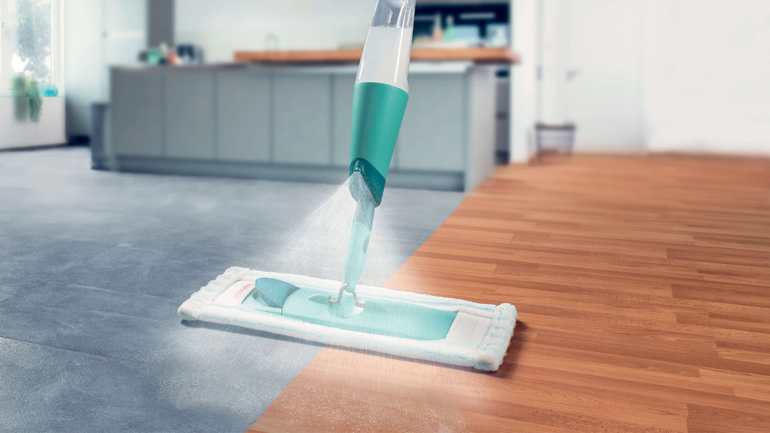 Rozpra&scaron;ovac&iacute; mop Leifheit Easy Spray XL při použit&iacute; na různ&yacute;ch typech podlah s viditeln&yacute;m rozpra&scaron;ov&aacute;n&iacute;m vody