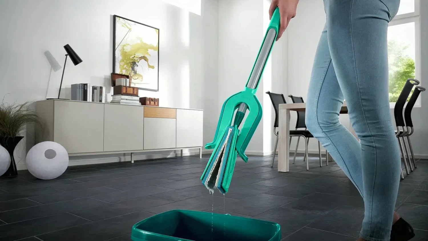 Podlahový mop Leifheit Picobello M Micro Duo s důrazem na stlačovací systém