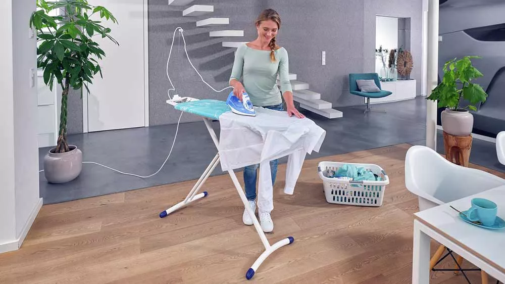 Žena žehl&iacute; na žehlic&iacute;m prknu Leifheit Air Board Solid Plus M 72588_02