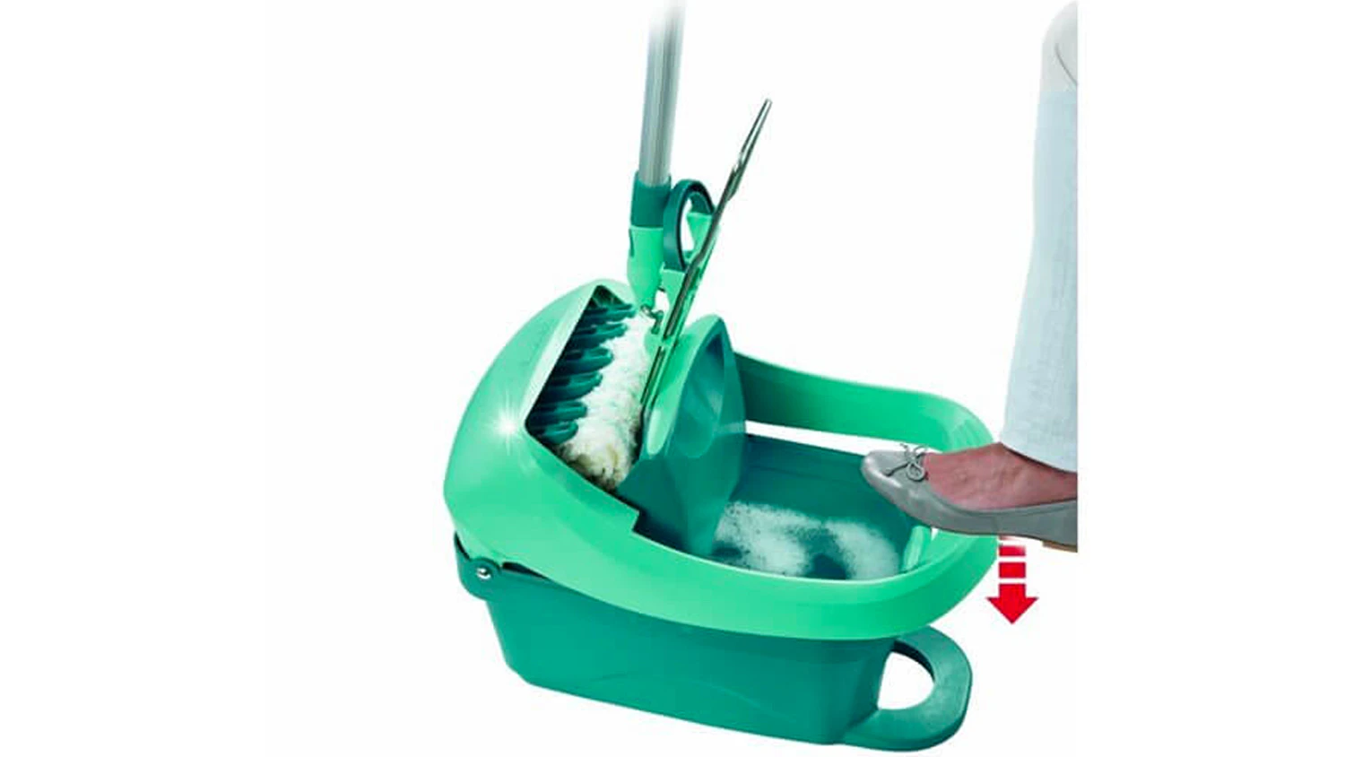 Žd&iacute;mac&iacute; vědro na mop Leifheit Profi XL 55076 při demonstraci nožn&iacute;ho žd&iacute;mac&iacute;ho mechanismu