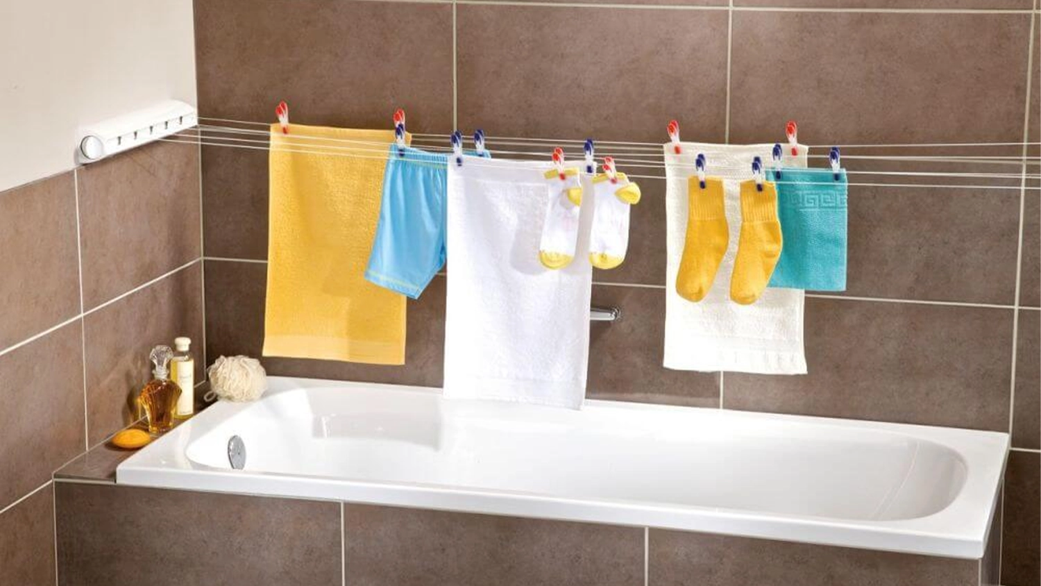 Sušák na prádlo Leifheit Rollfix 210 Longline 83040 instalovaný v koupelně instalovaný nad vanou