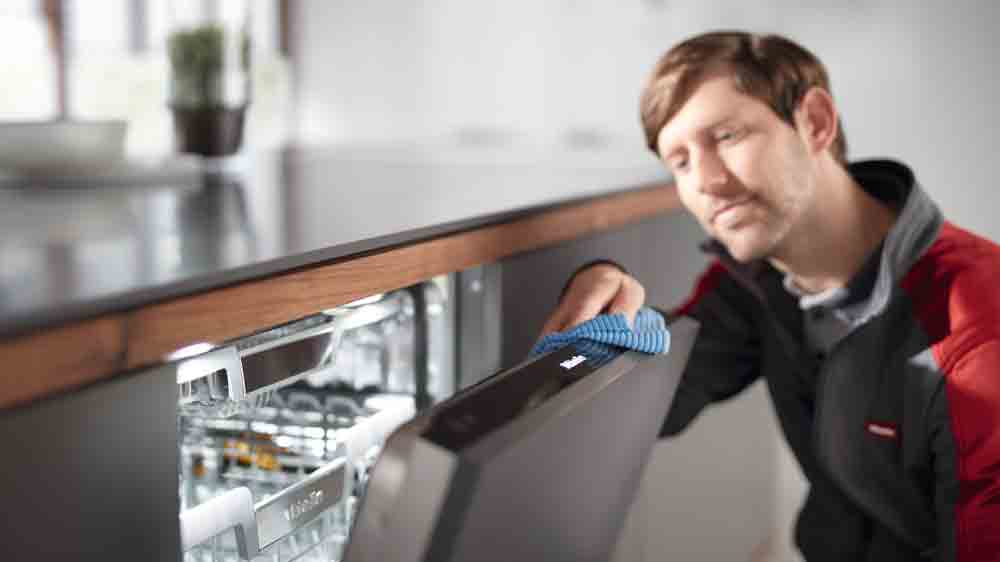 Muž ot&iacute;r&aacute; myčku s utěrkou MIELE MicroCloth HyClean_02