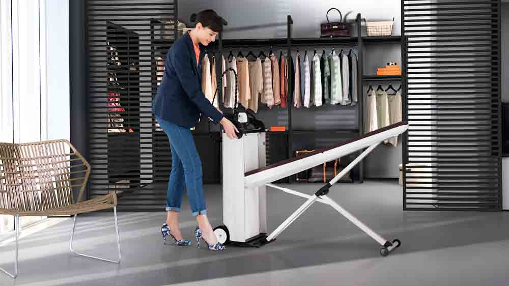 Žena připravuje parn&iacute; žehlic&iacute; syst&eacute;m Miele B 4847 FashionMaster_02