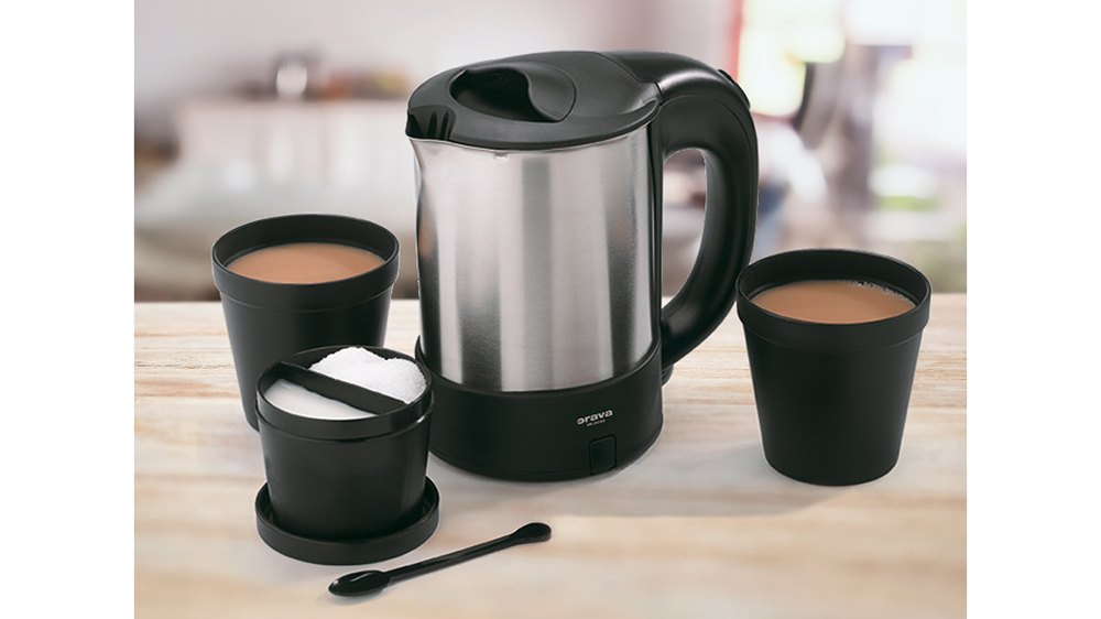 Cestovní konvice ORAVA VK-2050 a šálky horké kávy_03