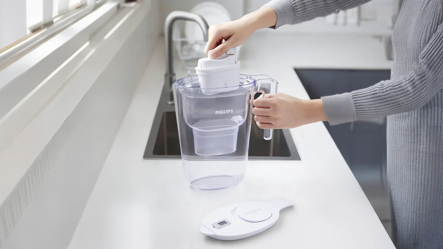 Žena napúšťa filtračnú kanvicu Philips AWP2933WHT Micro X-Clean