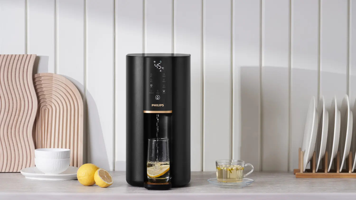 V&yacute;dejn&iacute;k vody Philips ADD6901HBK01/10 v kuchyni