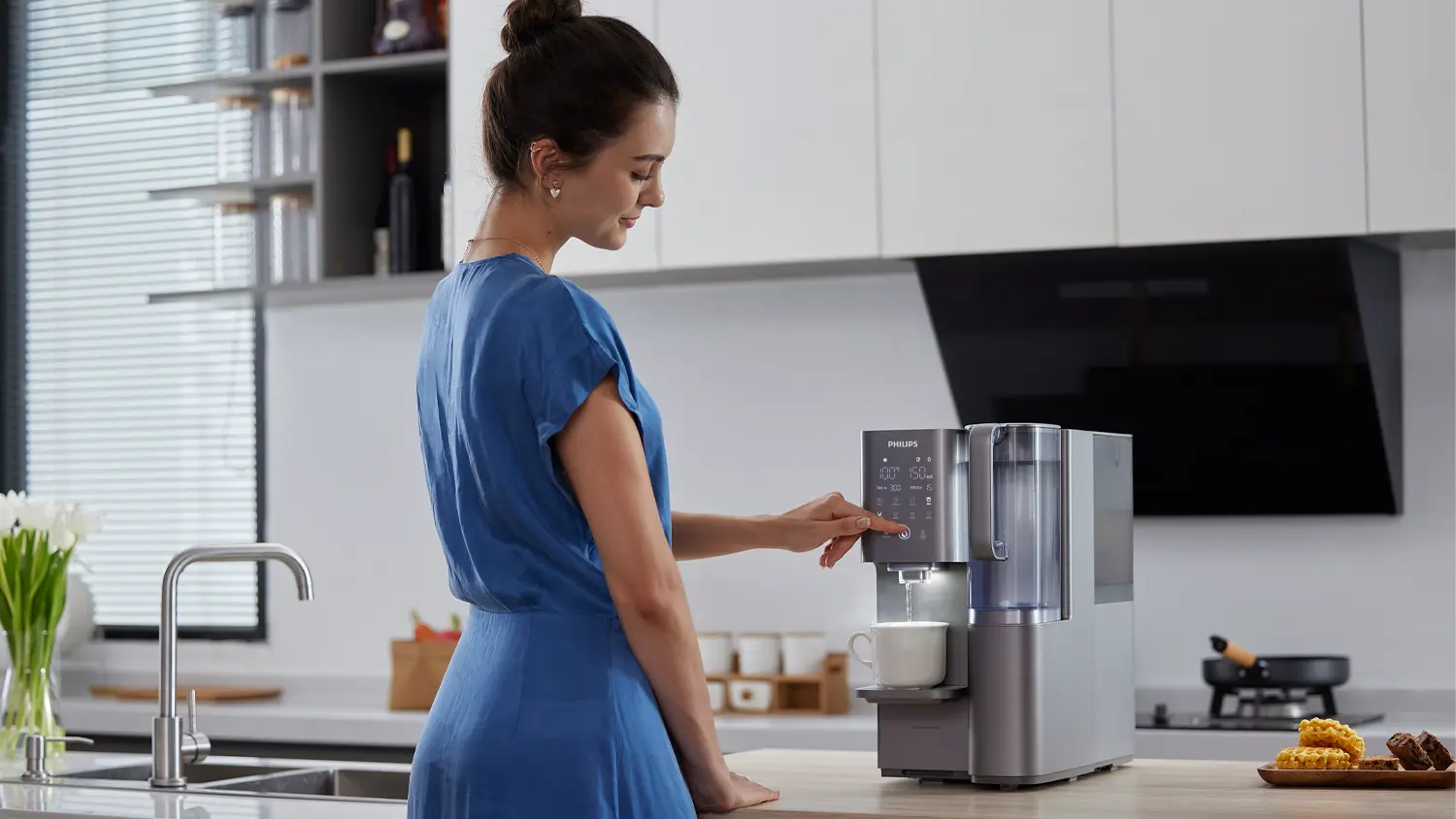 Výdejník vody Philips ADD6921DG při práci