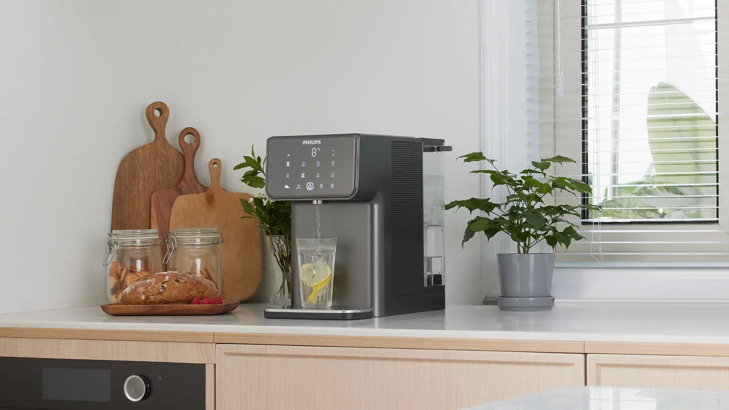Výdejník vody Philips ADD5981GR/10 v kuchyni