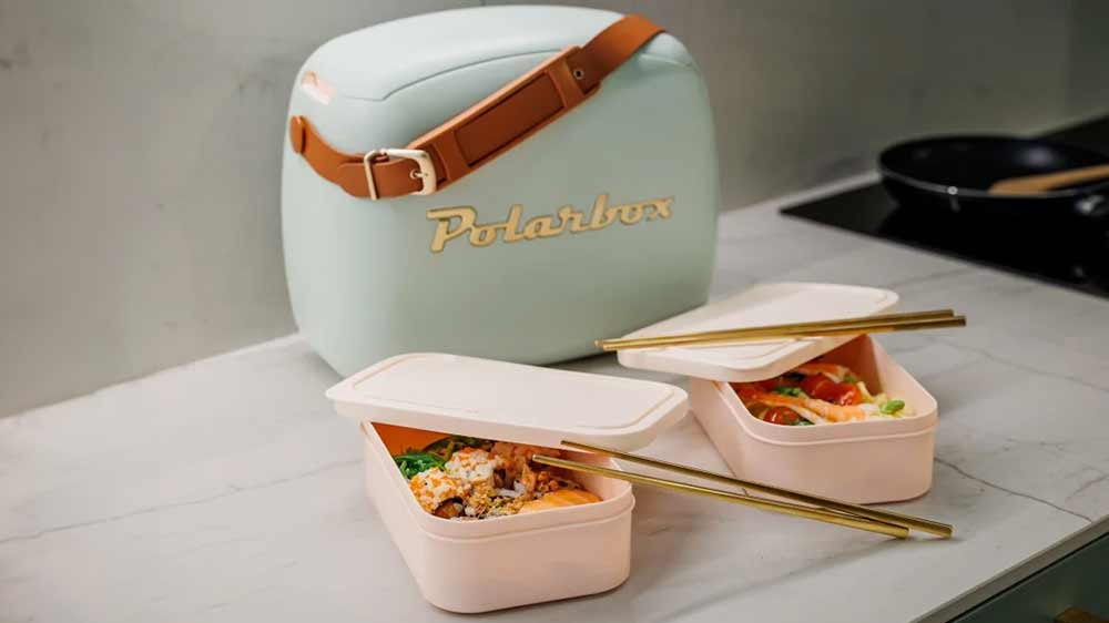 Taška Polarbox a 2 krabičky s jedlom na kuchynskej linke_03
