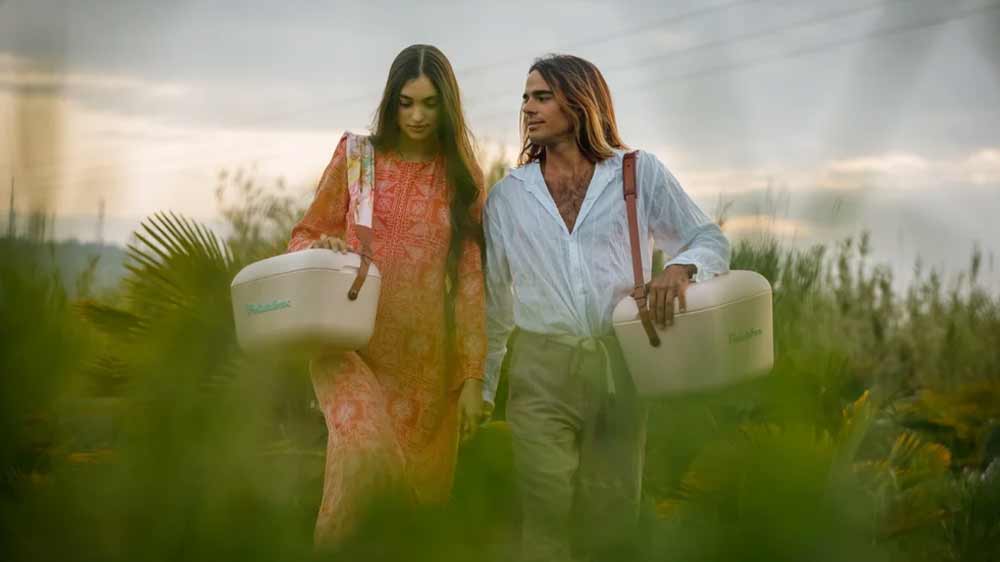 Muž a žena sa prechádza na lúke s Polarboxy na ramenách_03