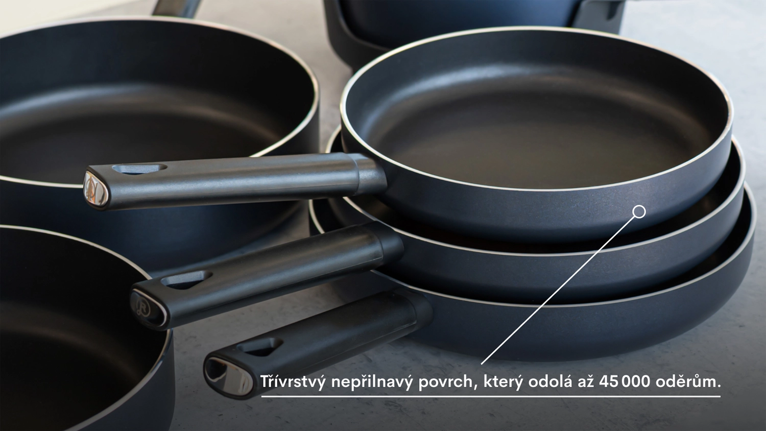 Tř&iacute;vrstv&yacute; nepřilnav&yacute; povrch