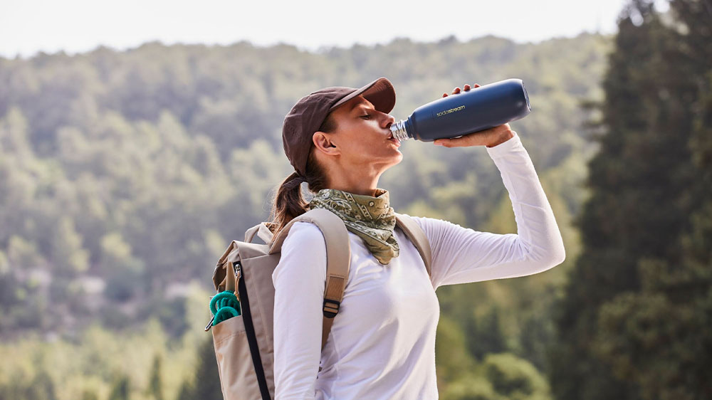 Žena v př&iacute;rodě pije z lahev Sodastream Fizz&Go COOL 0,9 l Storm_02