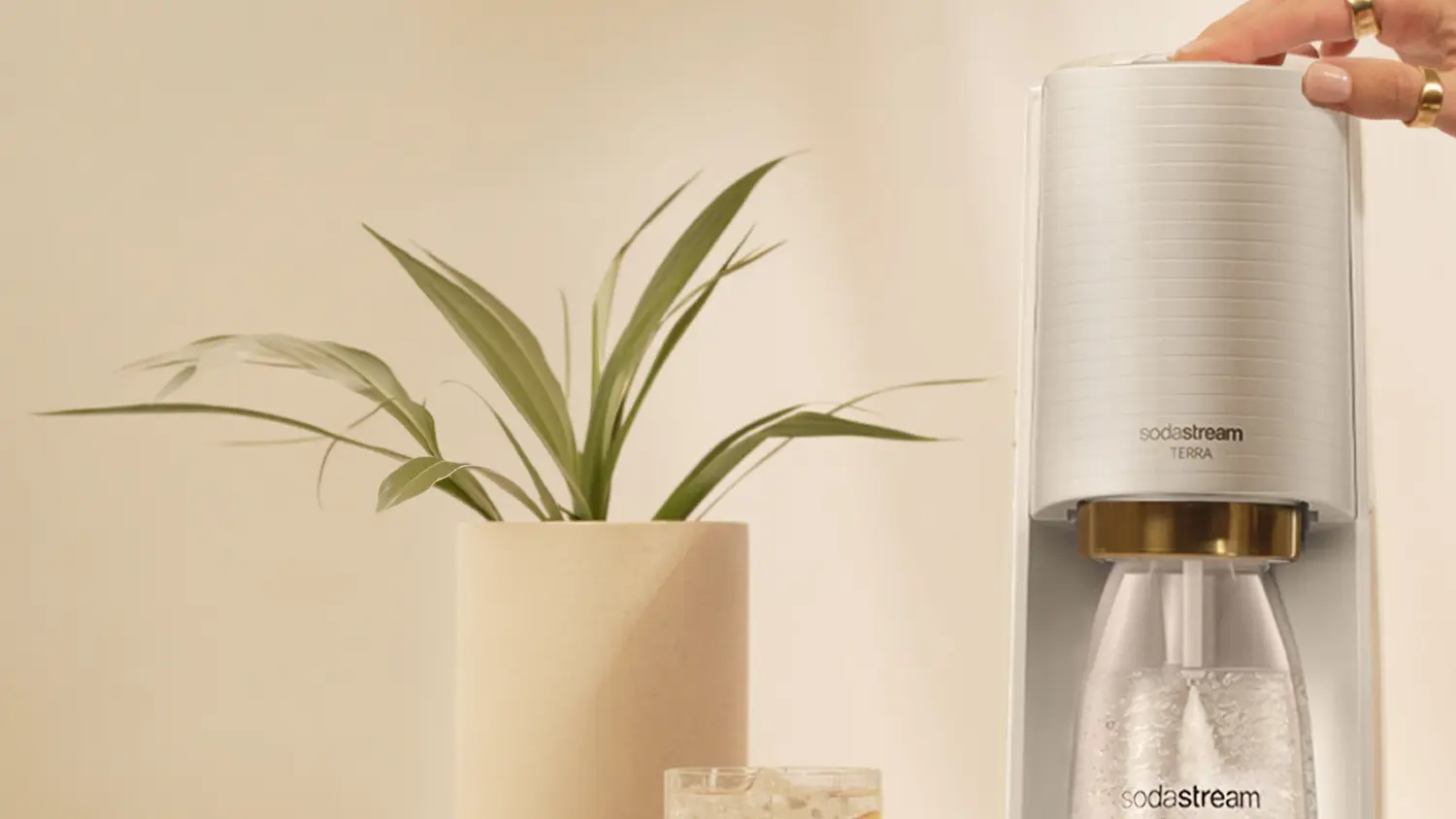 Príprava perlivej vody s výrobníkom sódy SodaStream Terra White Gold