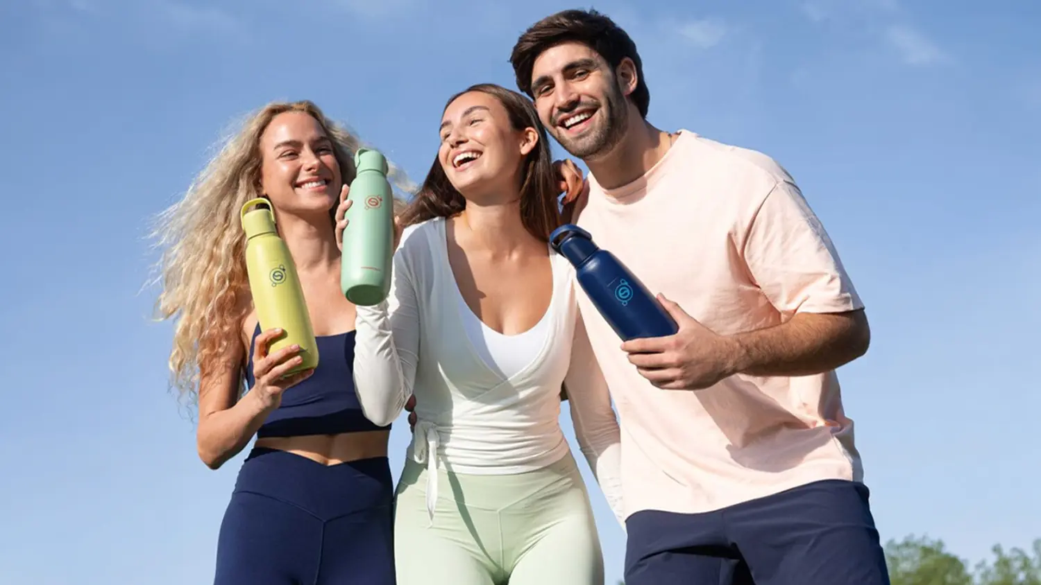 Partia kamarátov s fľašami SodaStream Fizz&Go COOL