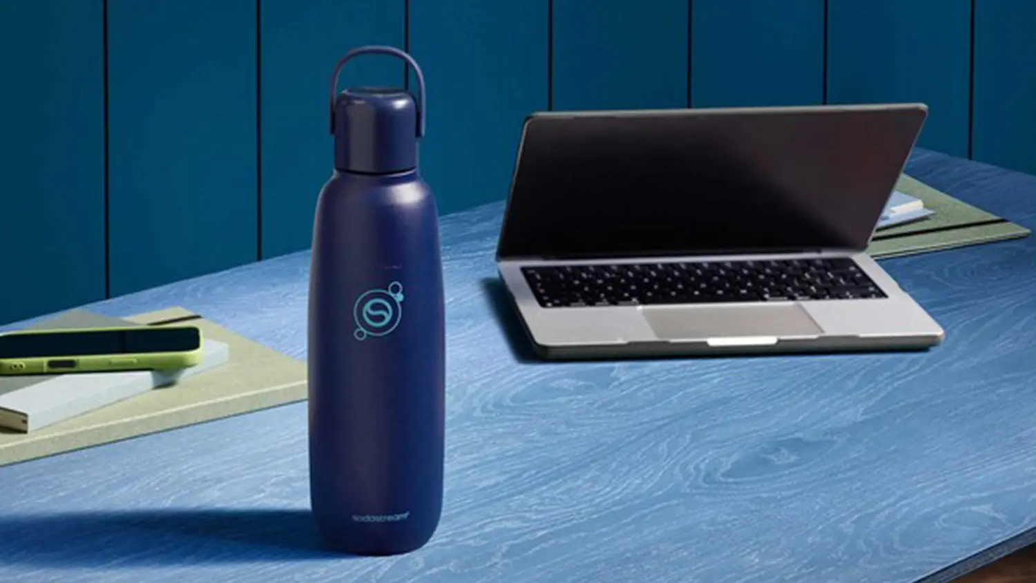 LAHEV FIZZ&GO COOL 0.9L BLUEBERRY SODA, ktor&aacute; stoj&iacute; na stole pri poč&iacute;tači