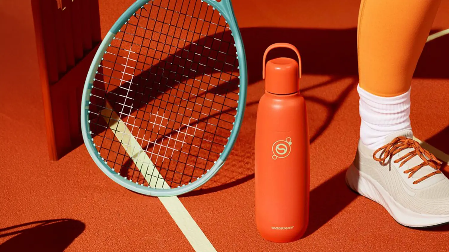Dievča d&aacute;vaj&uacute;ce si fľa&scaron;u SodaStream Fizz&Go COOL do batoha