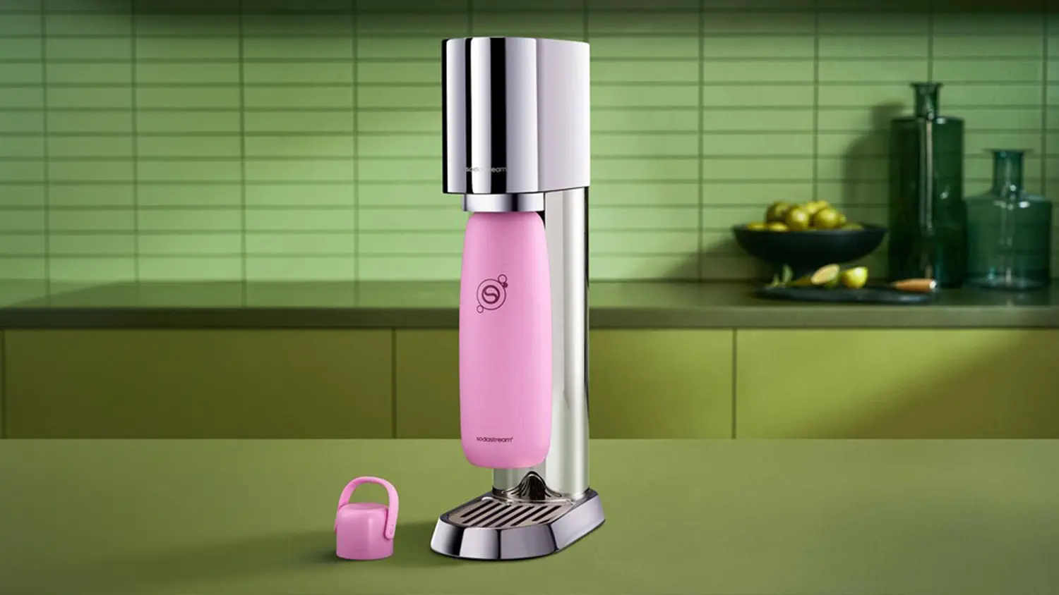 Partia kamarátov s fľašami SodaStream Fizz&Go COOL