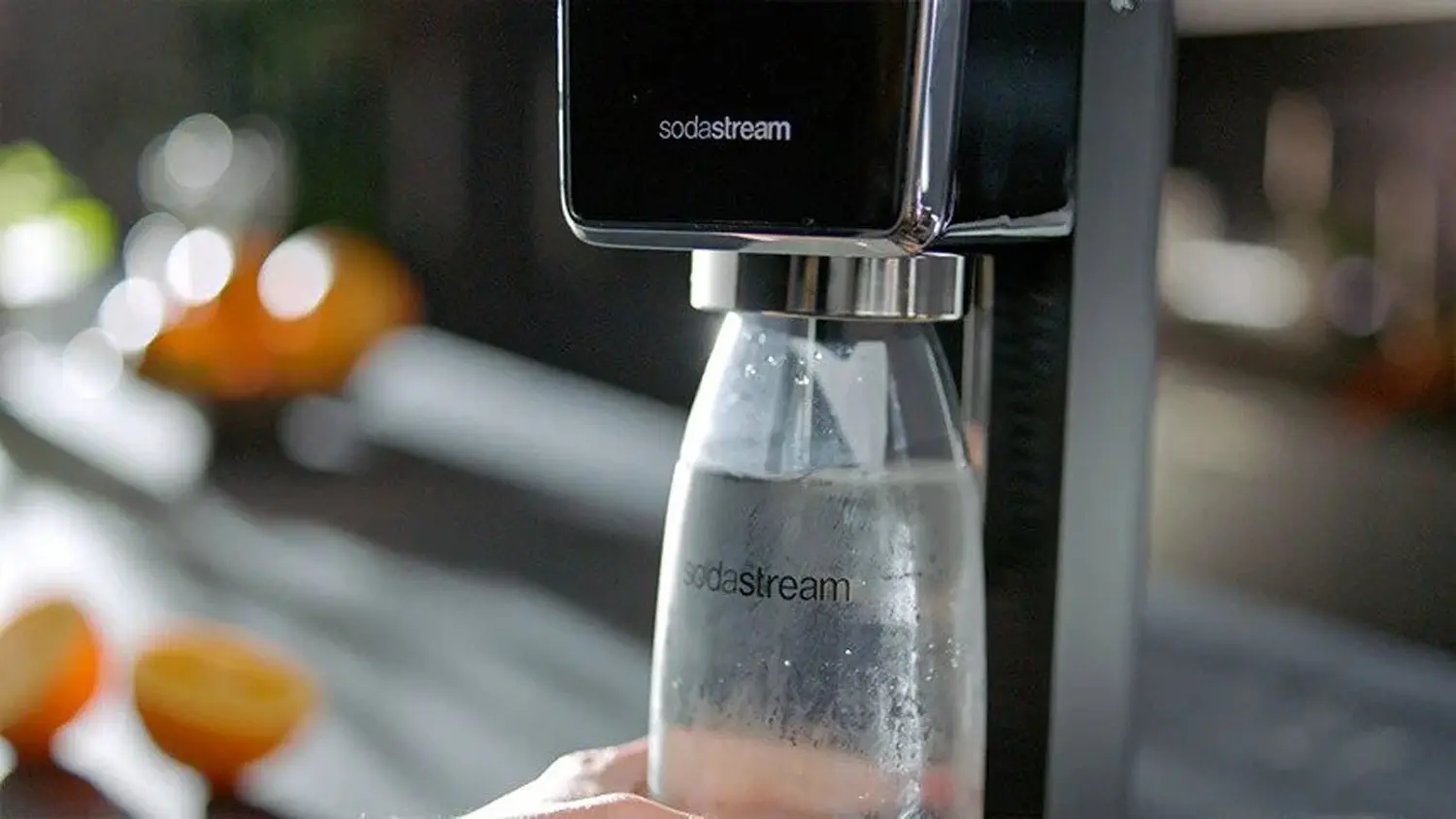 Láhev SodaStream ve výrobníku sody