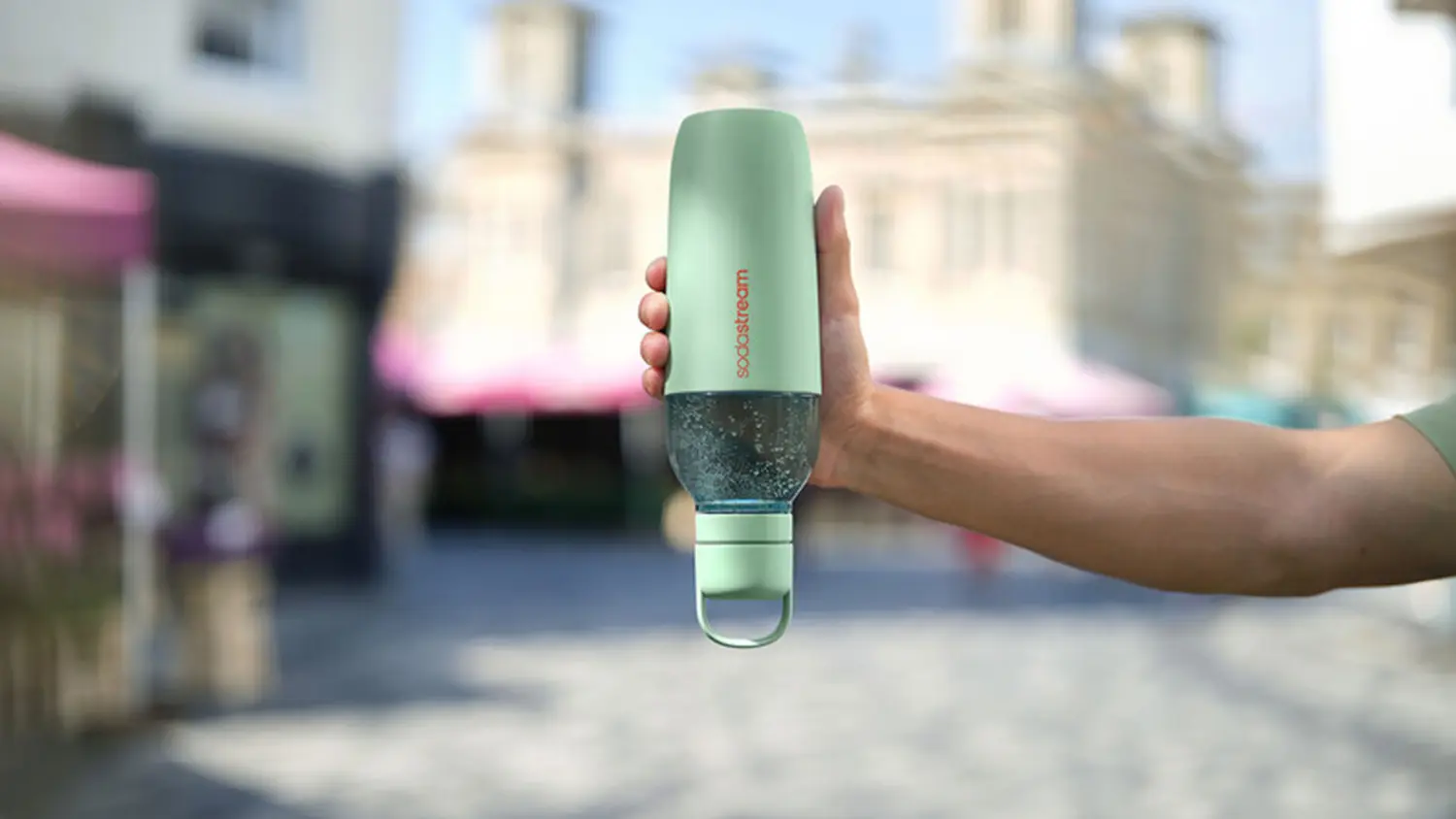 Fotografia termofľa&scaron;e SodaStream Fizz&Go EASY MIX MINT otočenej hore dnom demon&scaron;truje jej vodotesn&eacute; vyhotovenie.