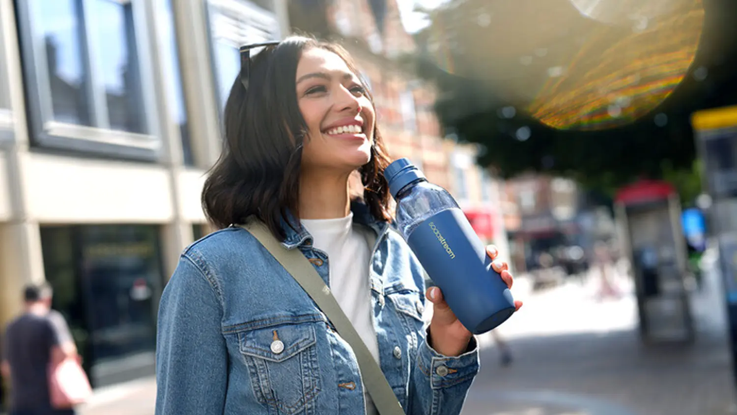 Fotografia termofľa&scaron;e SodaStream Fizz&Go EASY MIX STORM otočenej hore dnom demon&scaron;truje jej vodotesn&eacute; vyhotovenie.