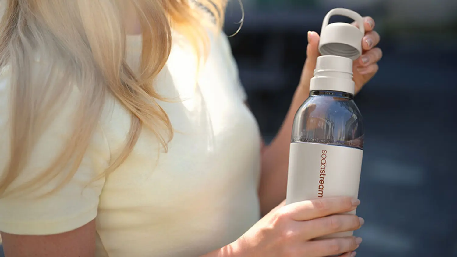 Fotografia termofľa&scaron;e SodaStream Fizz&Go EASY MIX SAND otočenej hore dnom demon&scaron;truje jej vodotesn&eacute; vyhotovenie.