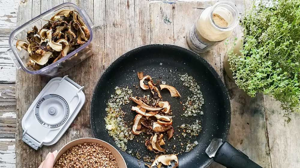 Vakuová dóza STATUS Tritan s houbami na lince při vaření_02