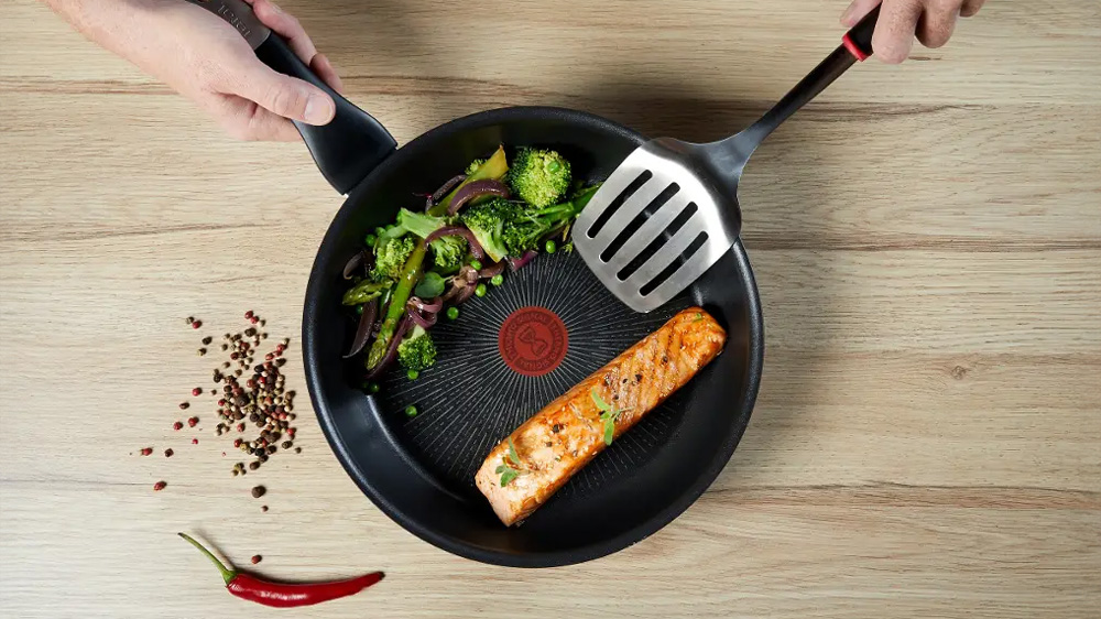 Muž držiaci panvicu Tefal v ruke_02