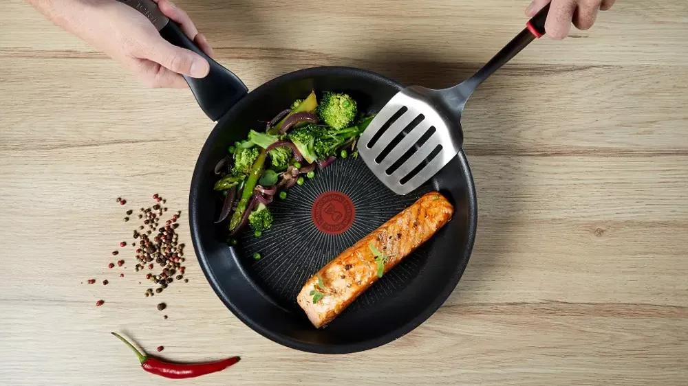 Muž držiaci panvicu Tefal v ruke_02