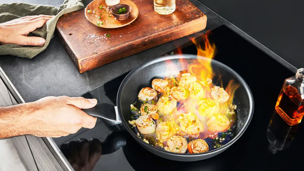 Panvica Tefal UNLIMITED G2550572 v akcii počas grilovania_03