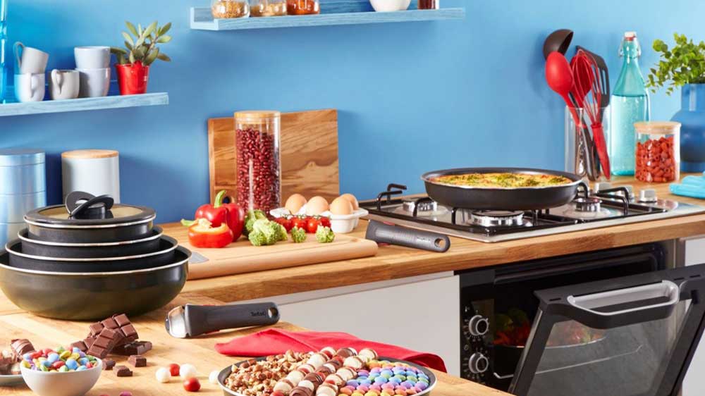 Sada nádobí Tefal Ingenio Easy Cook L1539153 na lince během přípravy jídla na sporáku, v troubě a již uvařeným jídlem v jedné pánvi_02