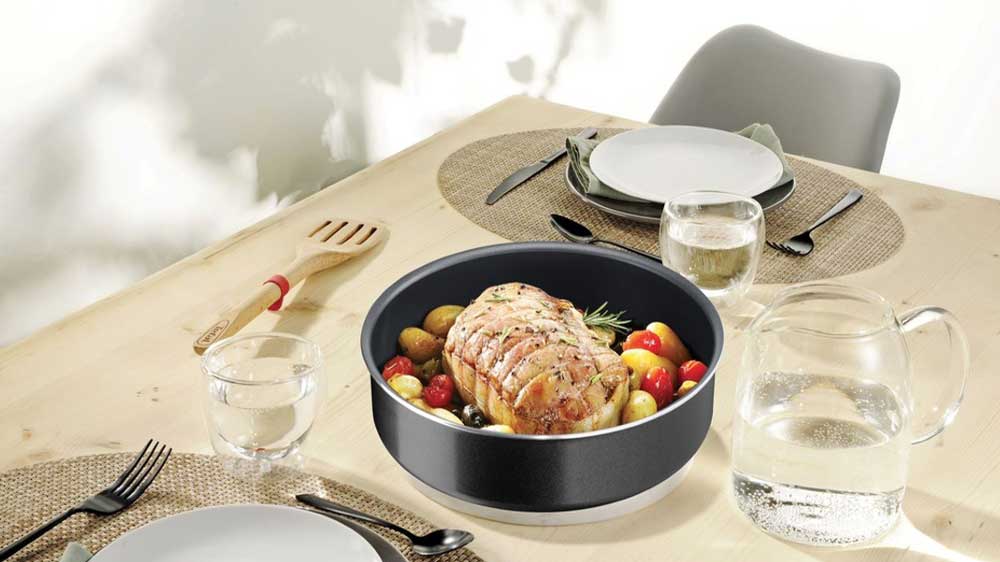 Pánev Tefal Ingenio Easy Cook L1539153 na prostřeném stole s připravenou pečení a bramborami uvnitř_03