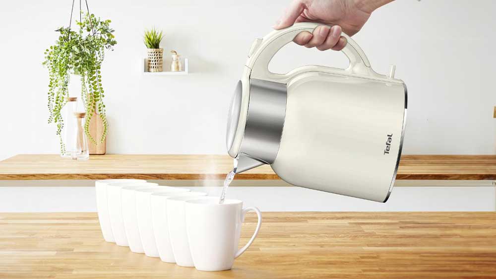 Ruka zal&eacute;vaj&iacute;c&iacute; &scaron;&aacute;lky horkou vodou z rychlovarn&eacute; konvice Tefal KO190AE0_02