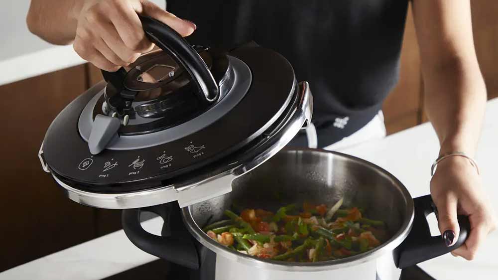 Žena otevírá tlakový hrnec Tefal CLIPSO+ CHEF 6L P4550731_02