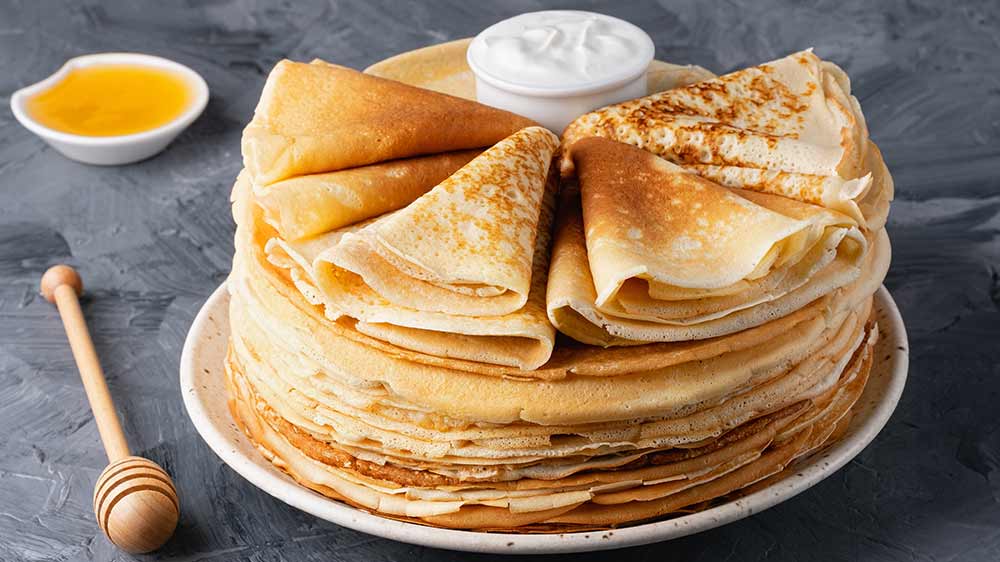 Hotov&eacute; palacinky na tanieri_03