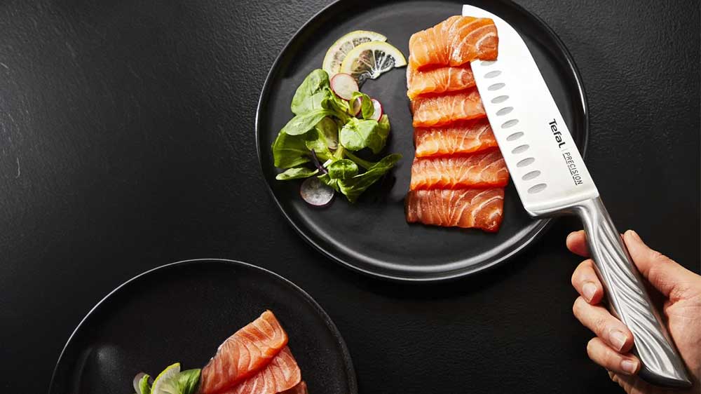 Nakrájený losos na talíři pomocí kuchyňského nože Santoku Tefal K2891124_03