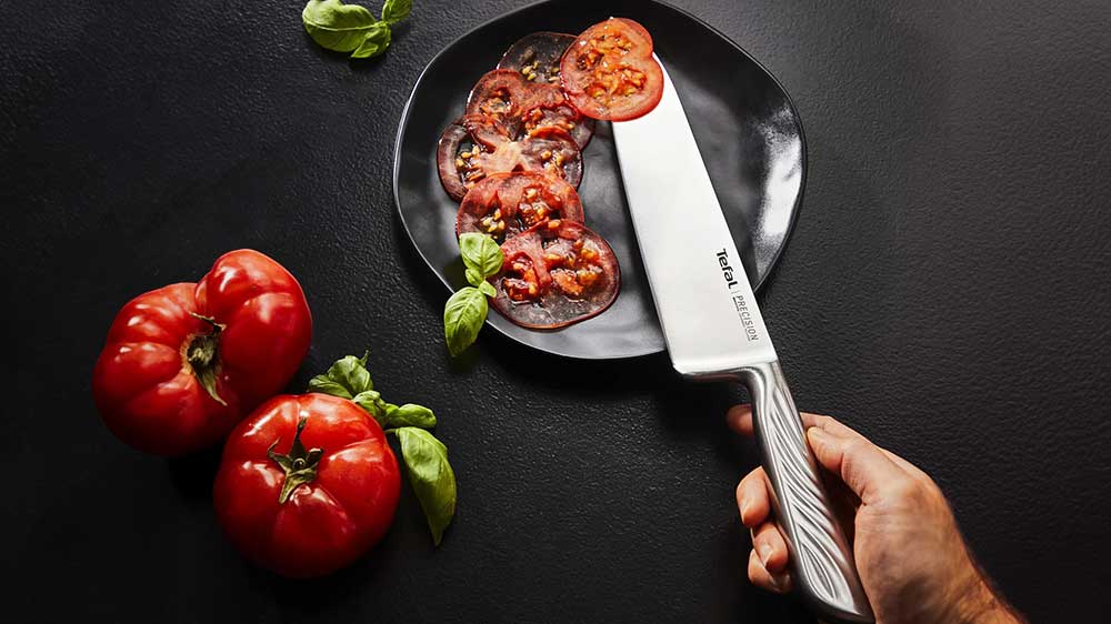 Nakrájené rajče na talíři pomocí nože Tefal Precision ze sady K289S555_03