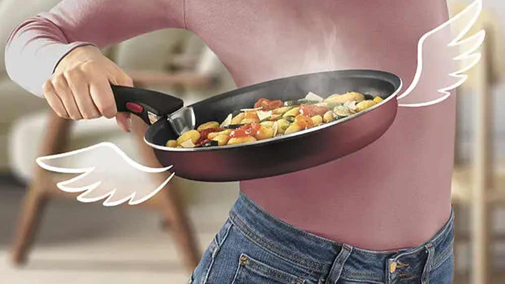 Žena jednou rukou drž&iacute; p&aacute;nev TEFAL Simply Cook Ingenio _02