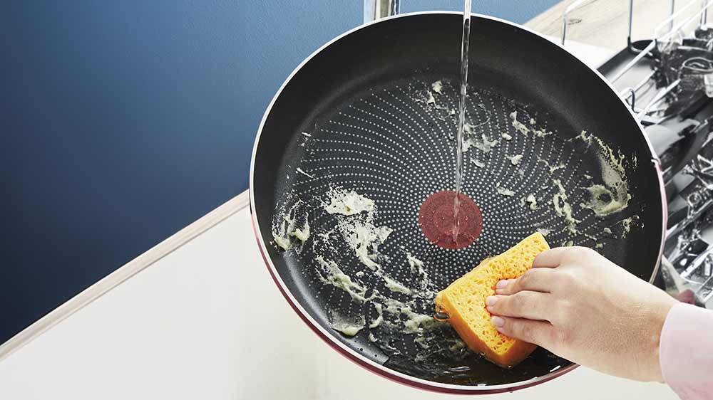 Mytí pánve ze sady nádobí Tefal L7248802 Ingenio Simply Cook_02