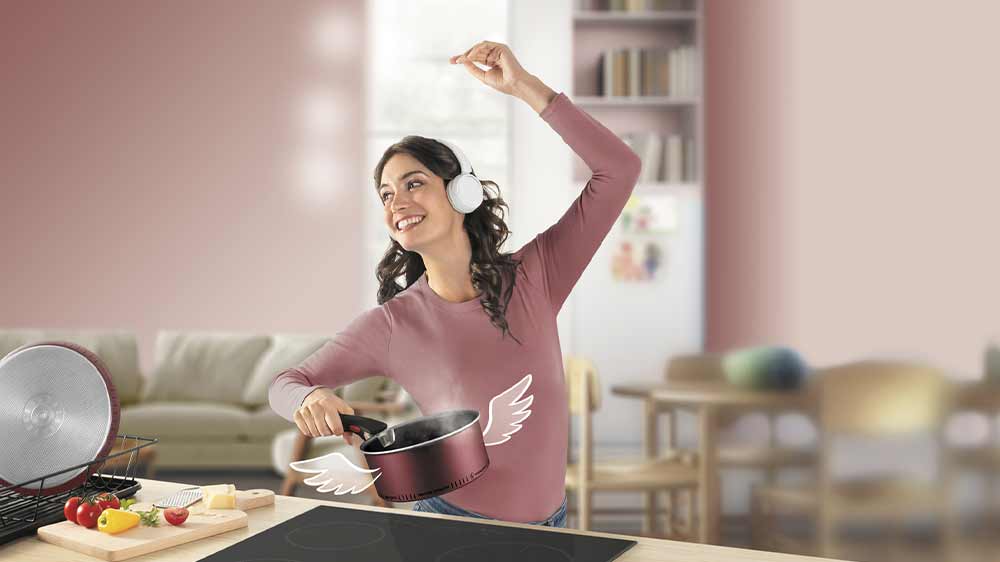 Žena vaří v hrnci ze sady nádobí Tefal L7248453 Ingenio Simply Cook_02