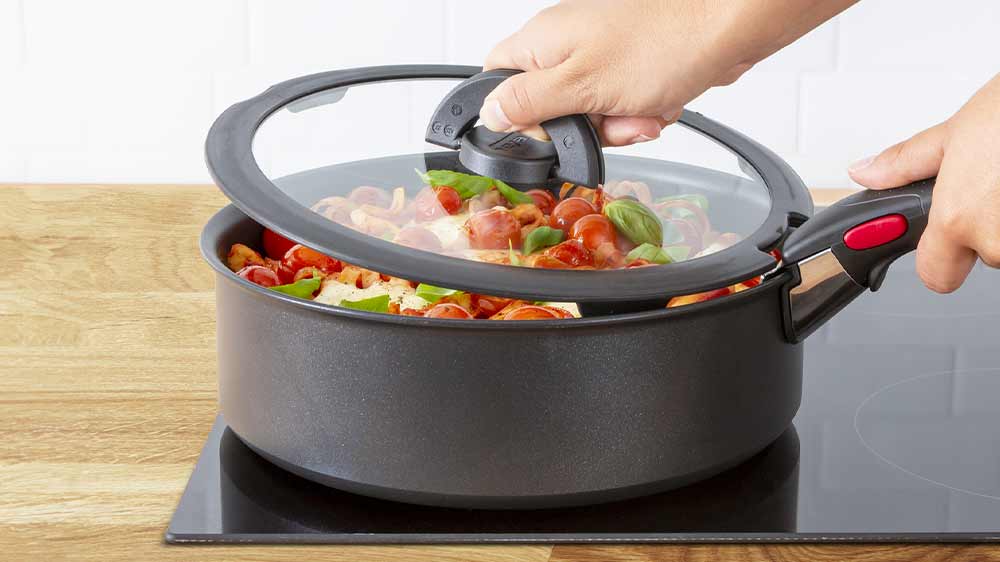 Žena zvedá poklici Tefal Ingenio_03