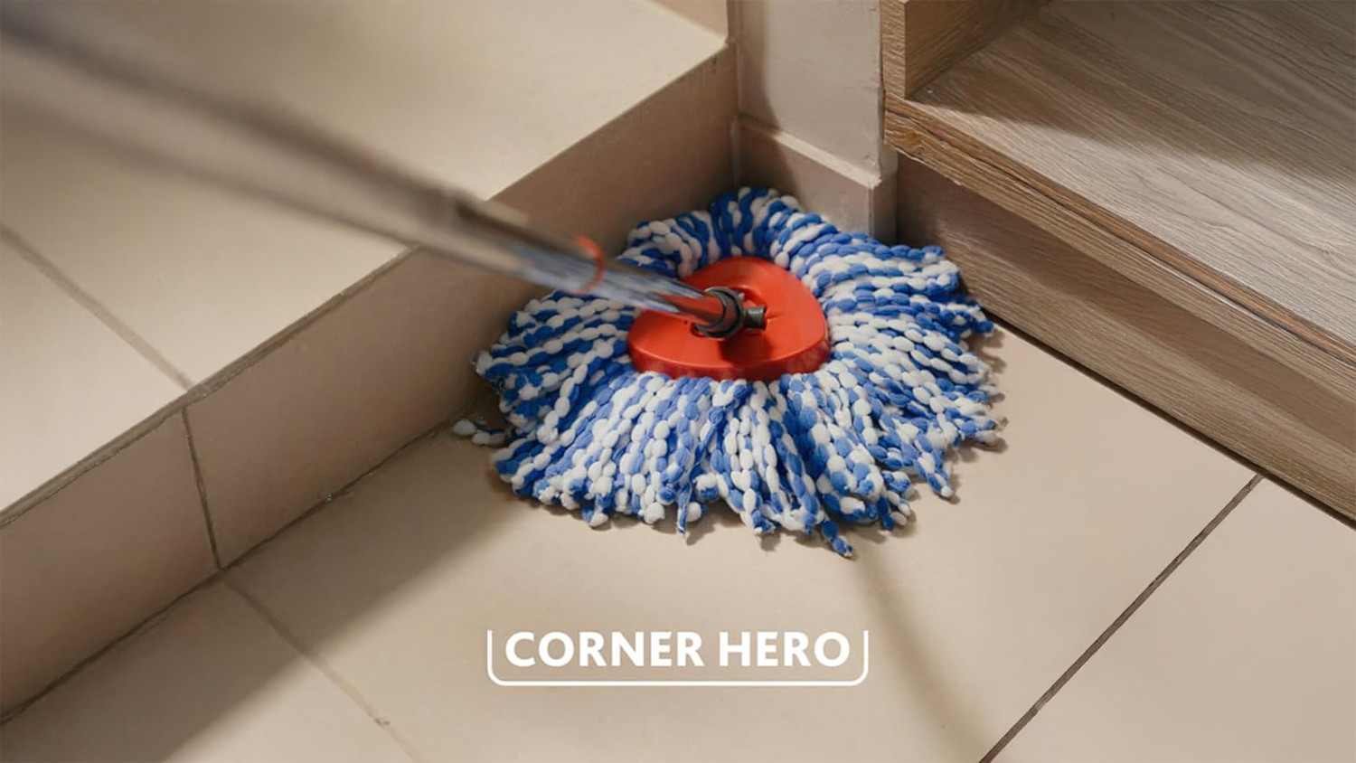 Upratovanie rohov s mopom Vileda H2PrO Spin Mop Refill